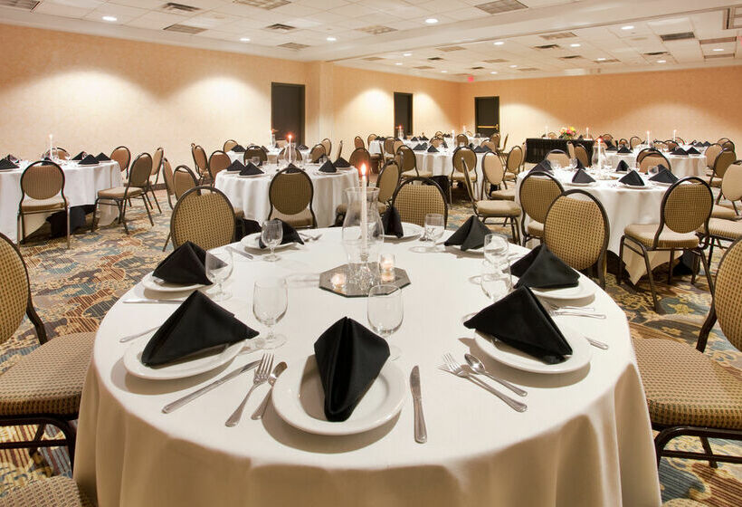 فندق Holiday Inn Country Club Plaza