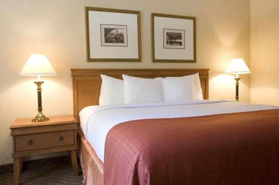 בית מלון כפרי Holiday Inn Country Club Plaza