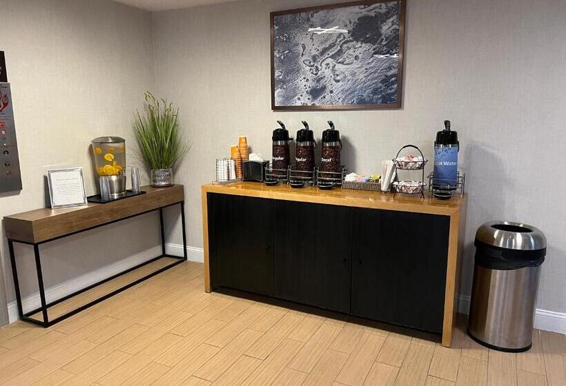 هتل Comfort Inn & Suites Danbury Bethel