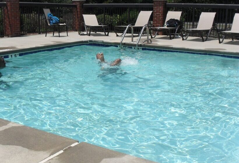 Отель Holiday Inn Express & Suites Reidsville, An Ihg