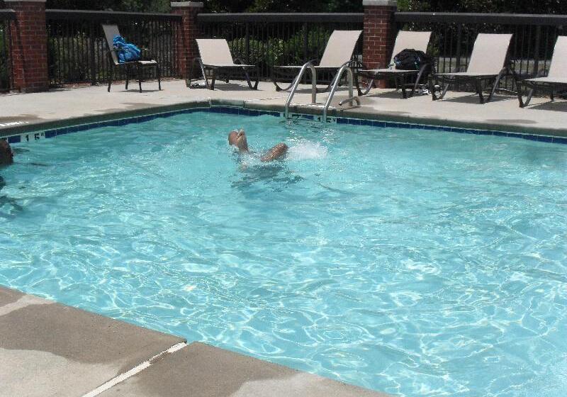 Отель Holiday Inn Express & Suites Reidsville, An Ihg