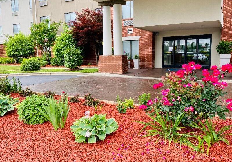 Отель Holiday Inn Express & Suites Reidsville, An Ihg