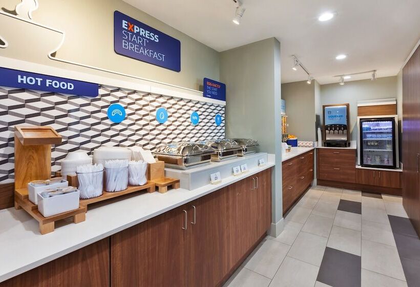 فندق Holiday Inn Express Detroit Warren/general Motors Technology Center, An Ihg