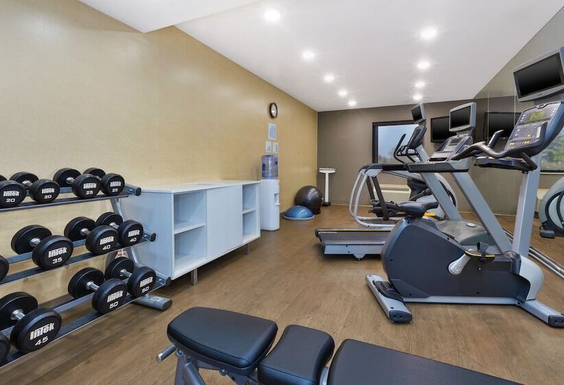 فندق Holiday Inn Express Detroit Warren/general Motors Technology Center, An Ihg