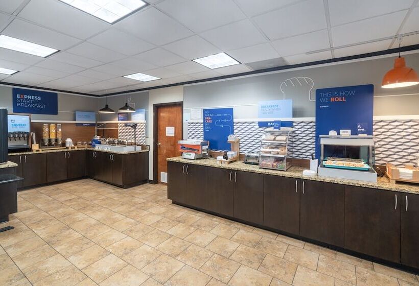 Отель Holiday Inn Express Forsyth, An Ihg