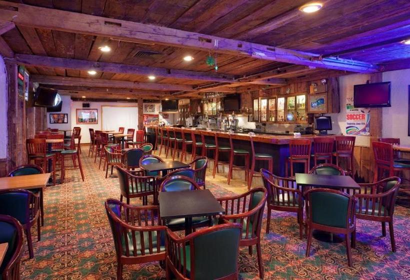 هتل Holiday Inn  & Suites Nashua, An Ihg