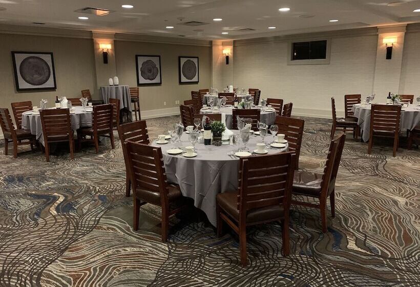 Отель Holiday Inn Resort Lake George, An Ihg