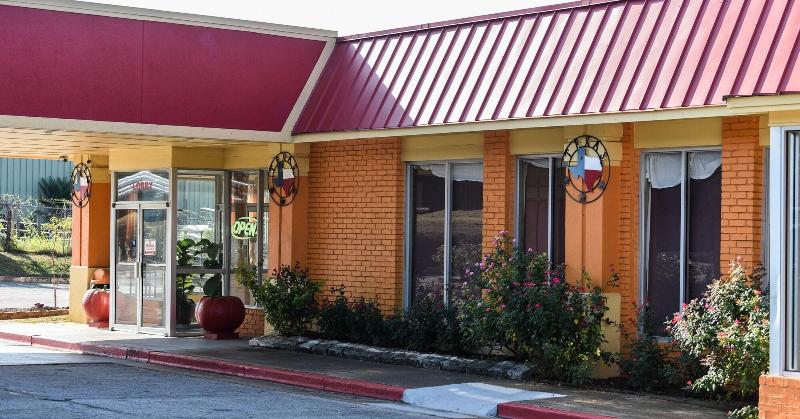 فندق Homeplace Inn