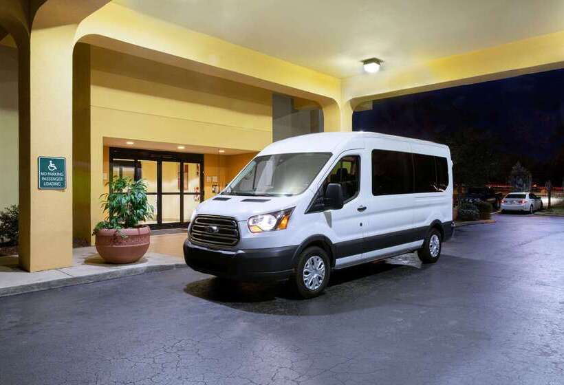 בית מלון כפרי Clt Airport Inn & Suites