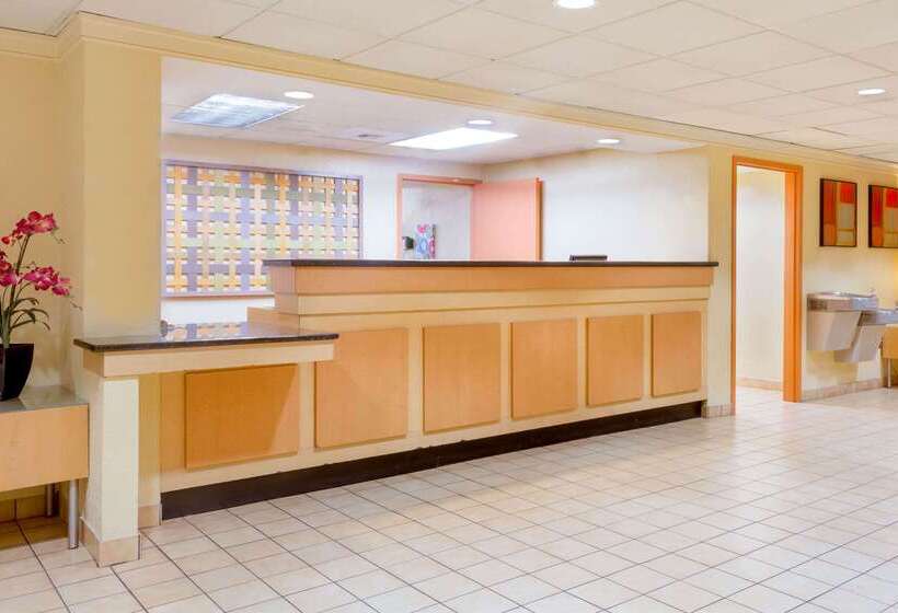 בית מלון כפרי Clt Airport Inn & Suites