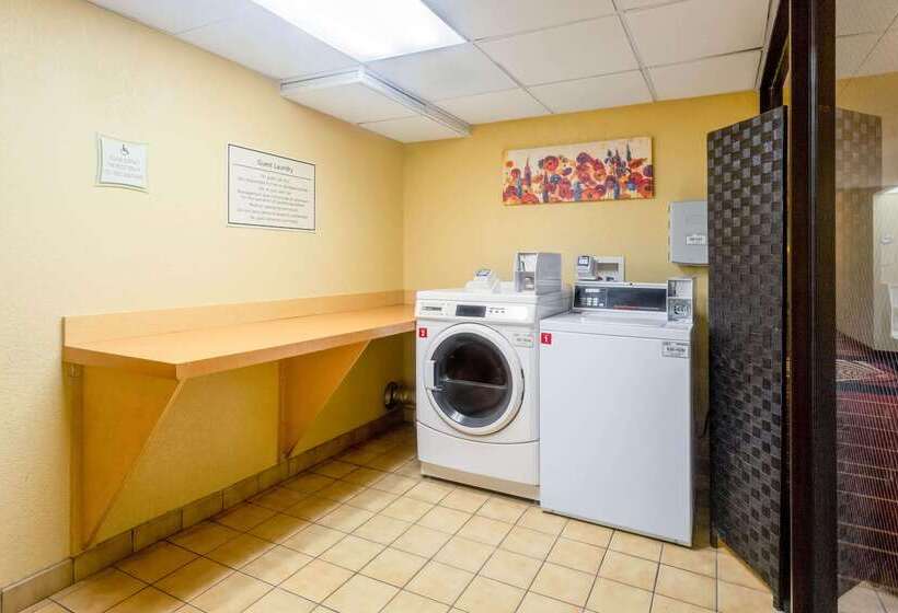 בית מלון כפרי Clt Airport Inn & Suites