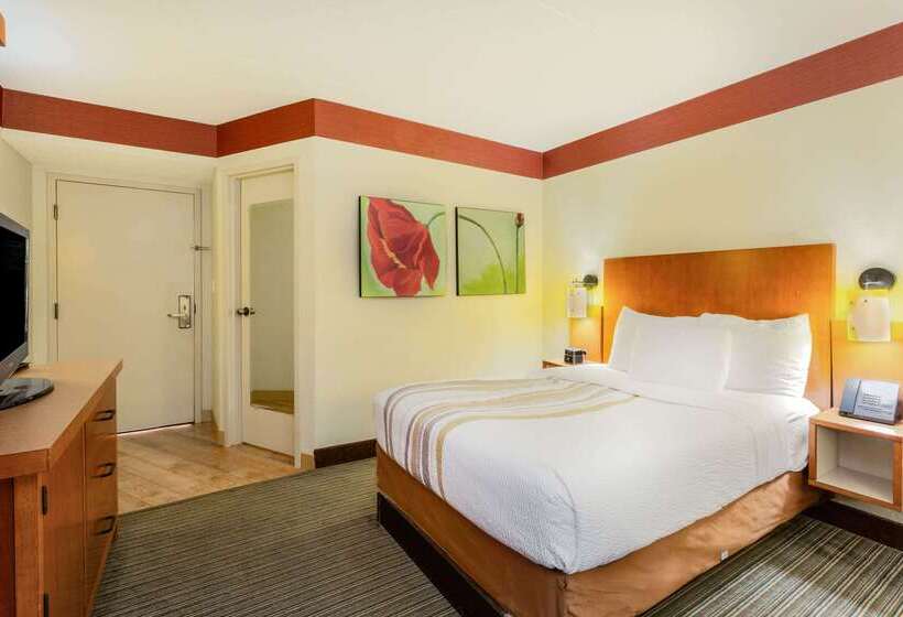 בית מלון כפרי Clt Airport Inn & Suites