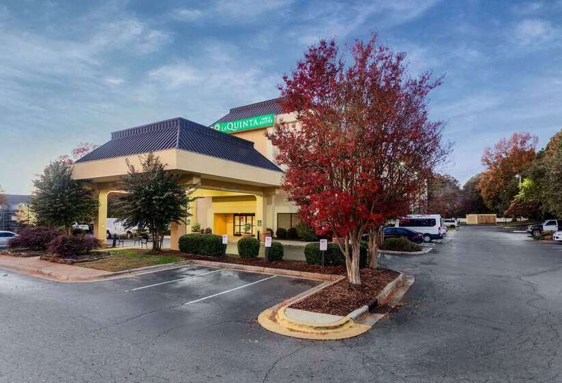 בית מלון כפרי Clt Airport Inn & Suites