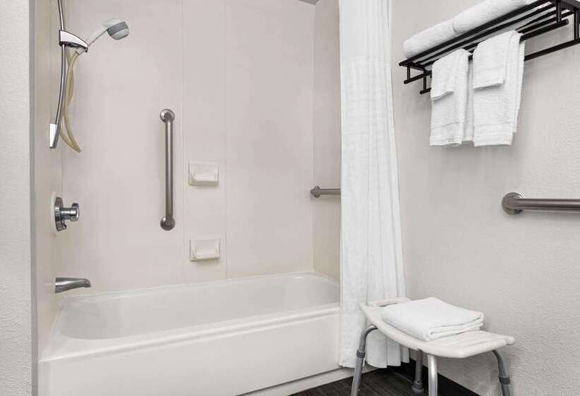 ホテル La Quinta By Wyndham Cleveland Airport West