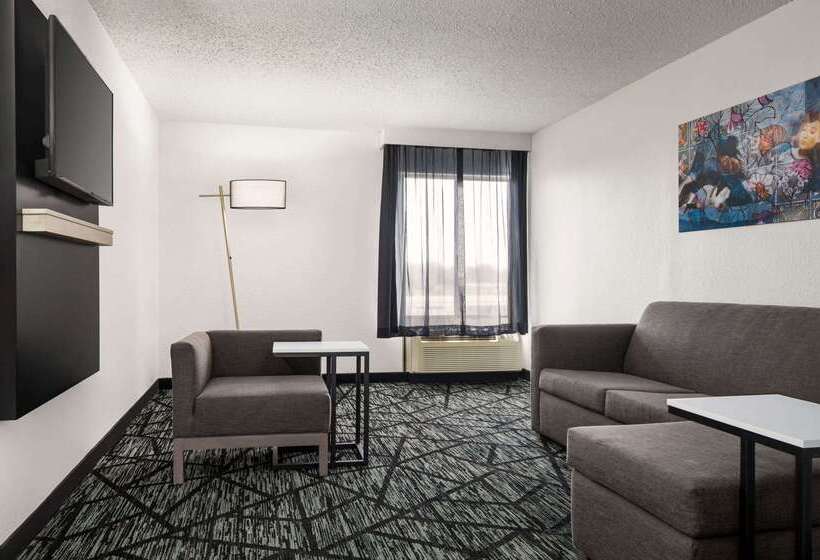 ホテル La Quinta By Wyndham Cleveland Airport West