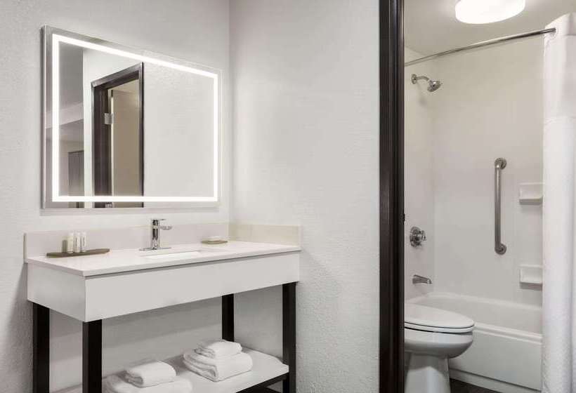 ホテル La Quinta By Wyndham Cleveland Airport West