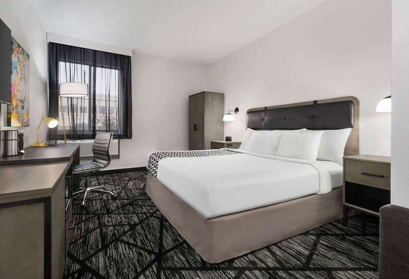 هتل La Quinta By Wyndham Cleveland Airport West