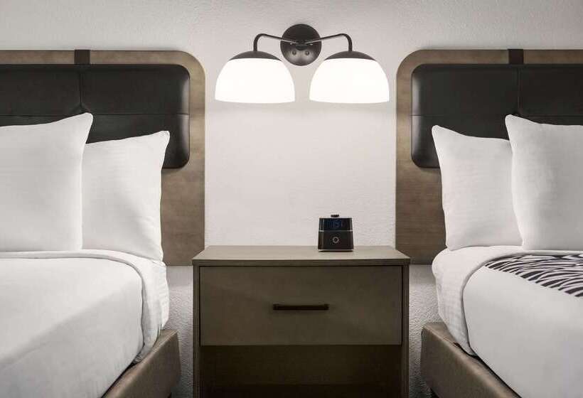 هتل La Quinta By Wyndham Cleveland Airport West