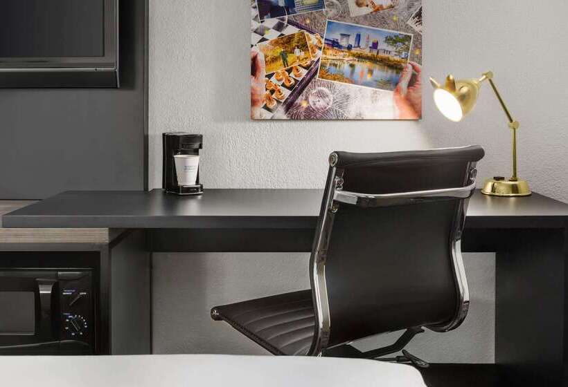 هتل La Quinta By Wyndham Cleveland Airport West