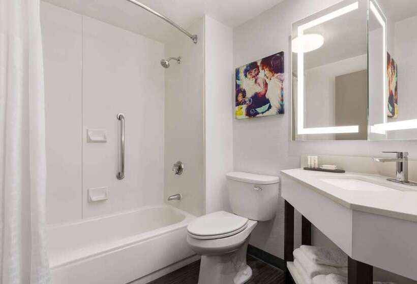 هتل La Quinta By Wyndham Cleveland Airport West