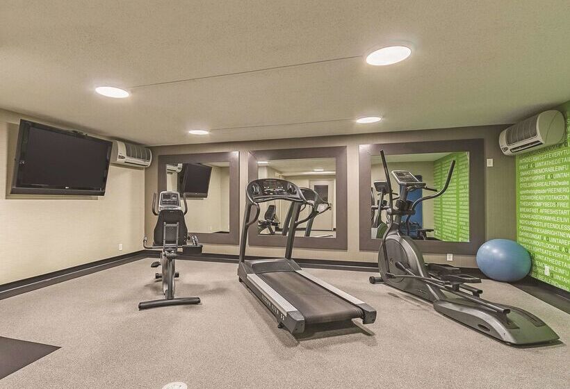 ホテル La Quinta By Wyndham Cleveland Airport West