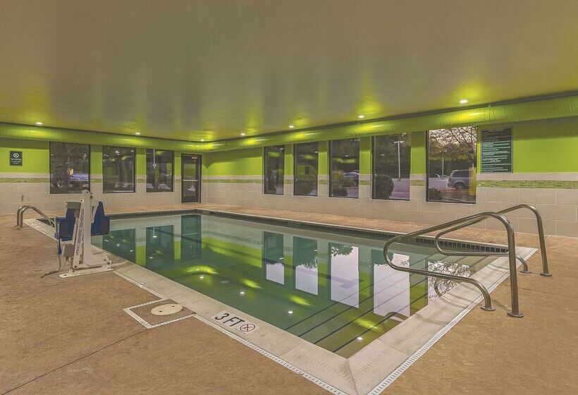 ホテル La Quinta By Wyndham Cleveland Airport West