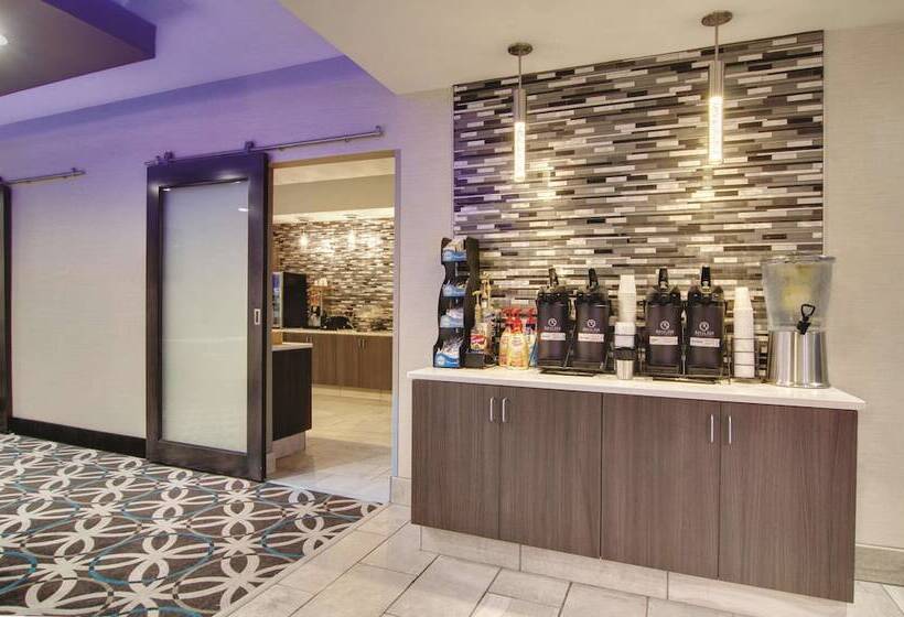 ホテル La Quinta By Wyndham Cleveland Airport West