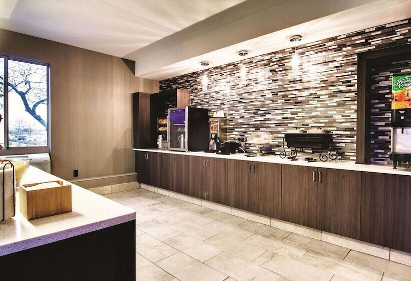 هتل La Quinta By Wyndham Cleveland Airport West