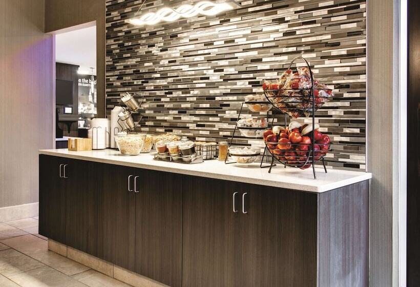 هتل La Quinta By Wyndham Cleveland Airport West