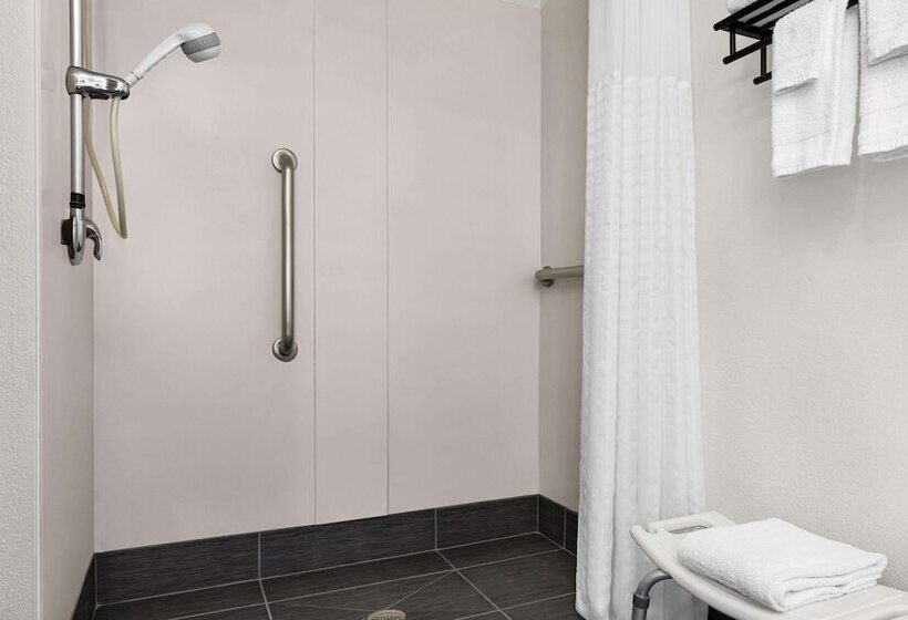 هتل La Quinta By Wyndham Cleveland Airport West