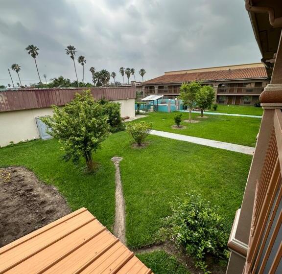 فندق Lone Star Inn & Suites