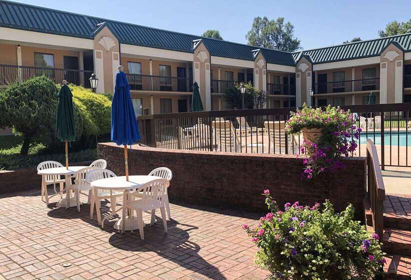 Отель Quality Inn