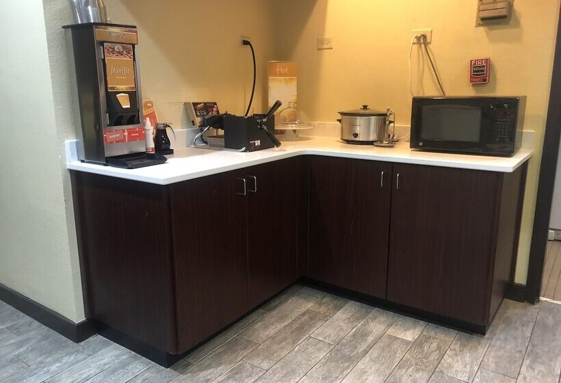 Отель Quality Inn