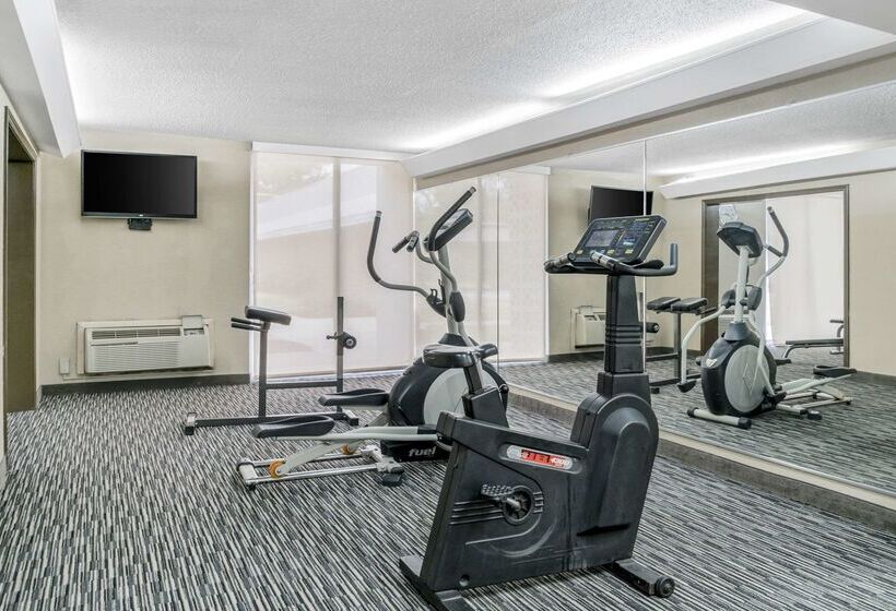 호텔 Quality Inn & Suites Banquet Center