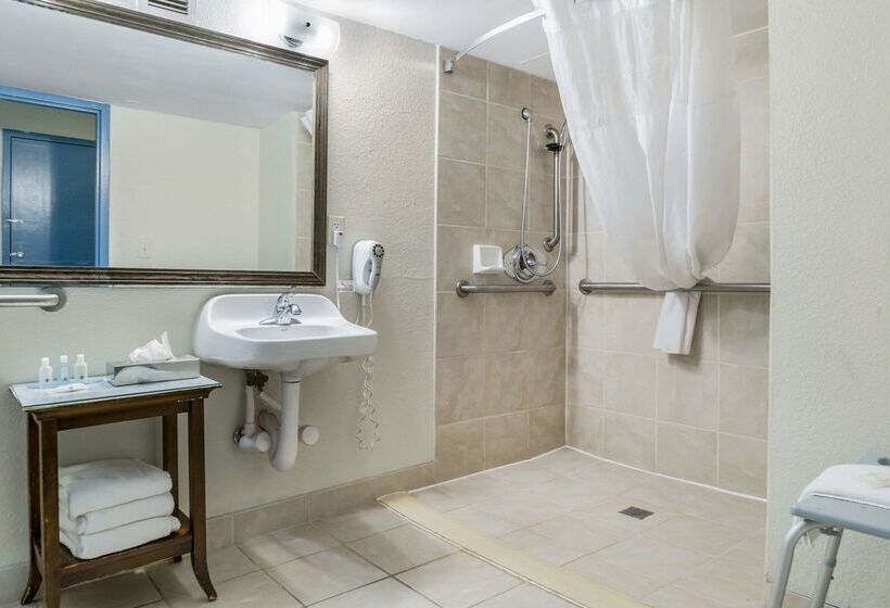 호텔 Quality Inn & Suites Banquet Center