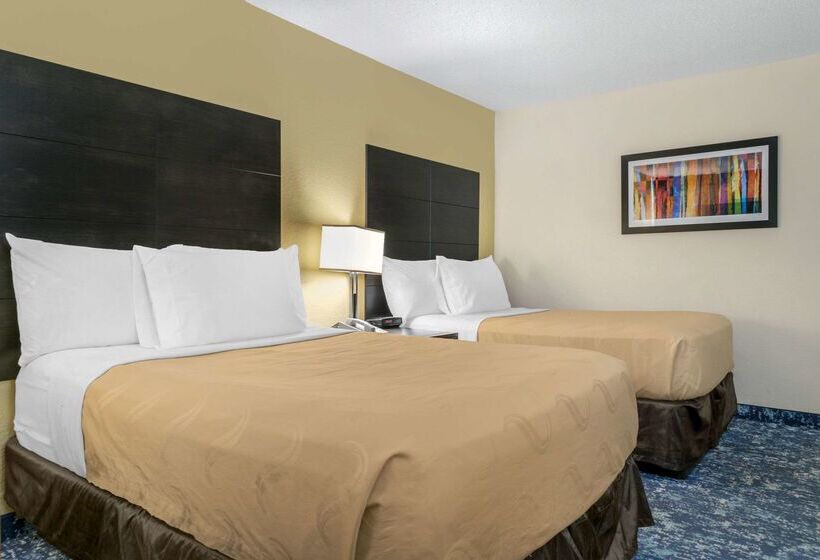 호텔 Quality Inn & Suites Banquet Center