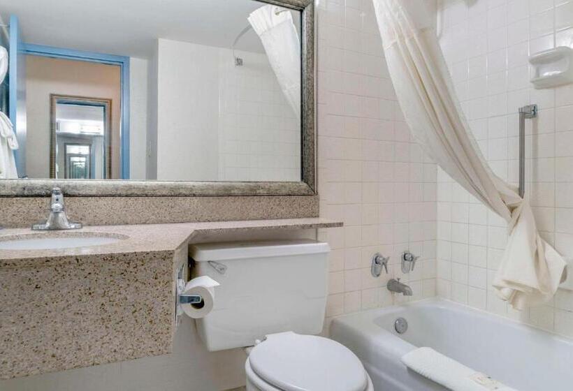 호텔 Quality Inn & Suites Banquet Center