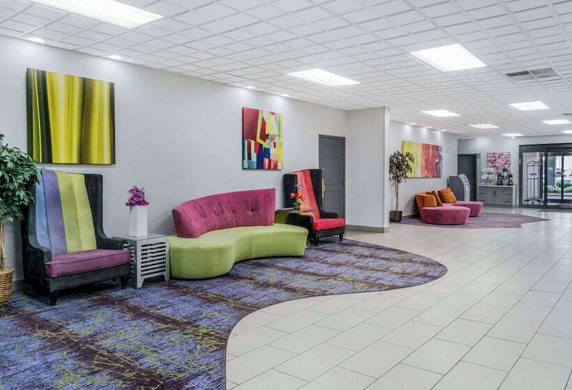 호텔 Quality Inn & Suites Banquet Center