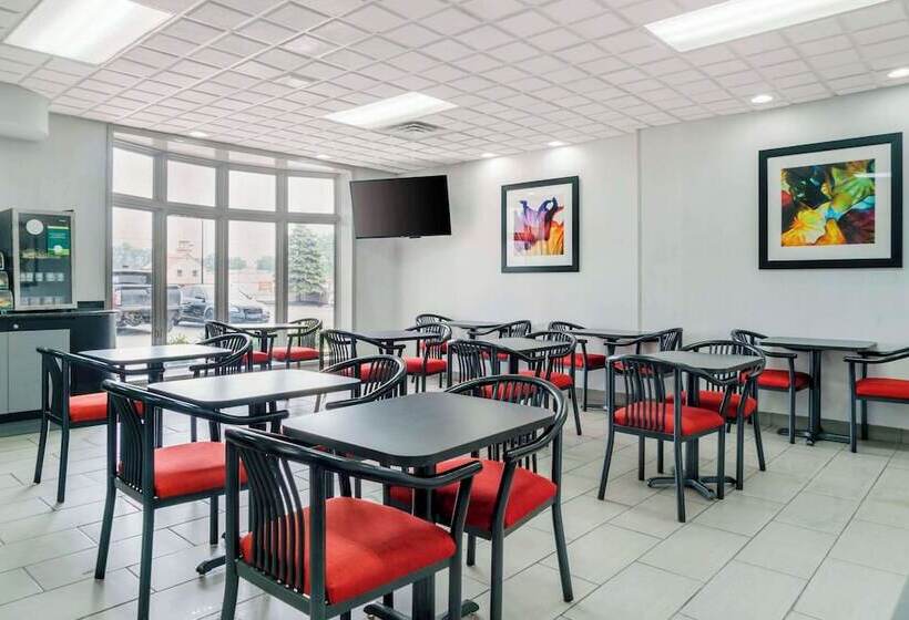 호텔 Quality Inn & Suites Banquet Center