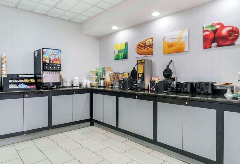 호텔 Quality Inn & Suites Banquet Center