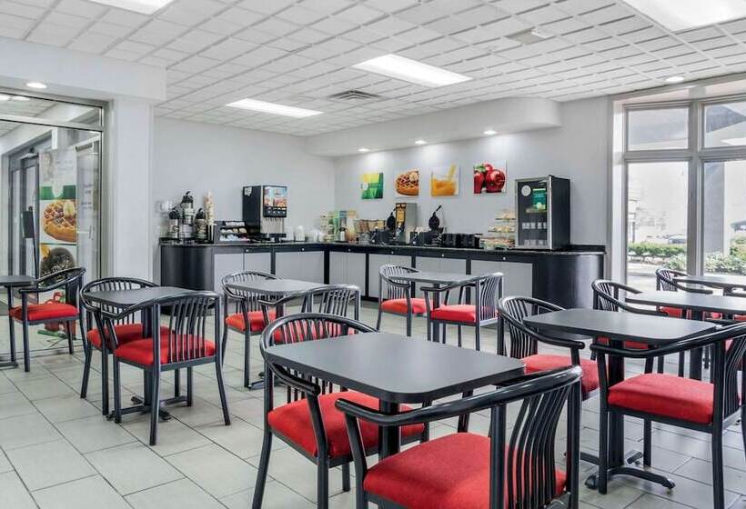 호텔 Quality Inn & Suites Banquet Center