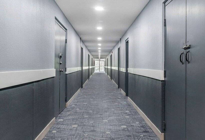 호텔 Quality Inn & Suites Banquet Center