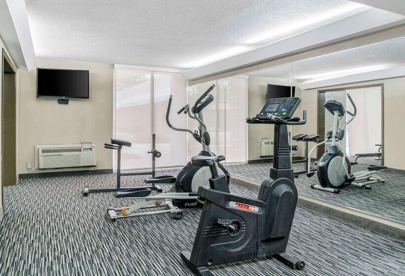 호텔 Quality Inn & Suites Banquet Center