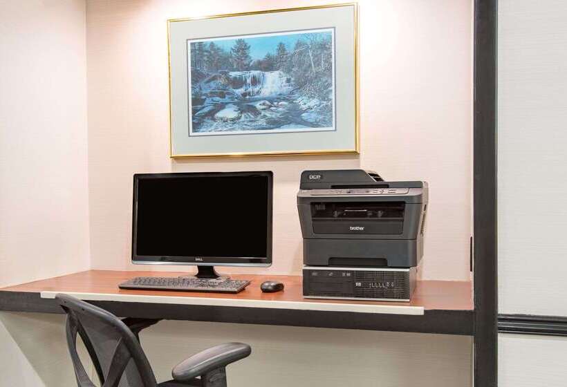 فندق Ramada By Wyndham Cumberland Downtown