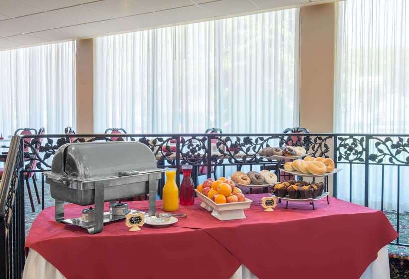 فندق Ramada By Wyndham Cumberland Downtown