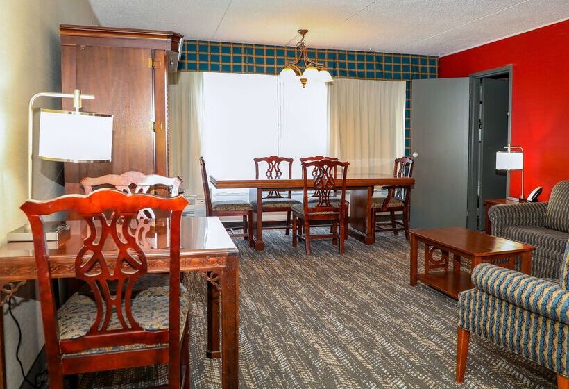 فندق Ramada By Wyndham Cumberland Downtown