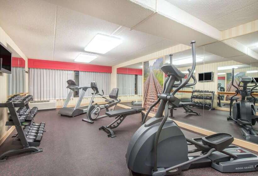 فندق Ramada By Wyndham Cumberland Downtown