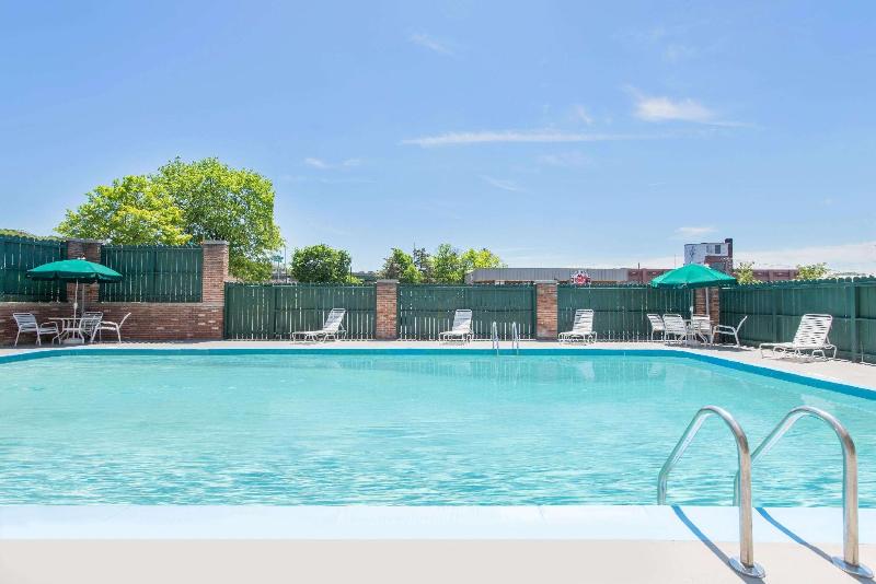 فندق Ramada By Wyndham Cumberland Downtown