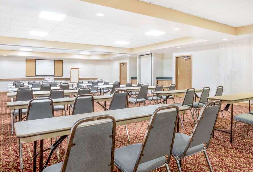 בית מלון כפרי Ramada By Wyndham Macon
