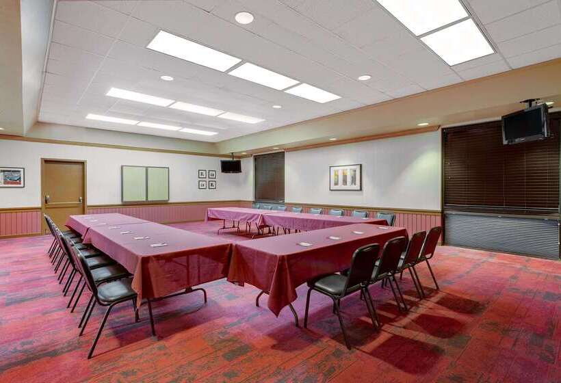 فندق Ramada By Wyndham Provo